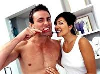 Пара чистит зубы отбеливающей пастой