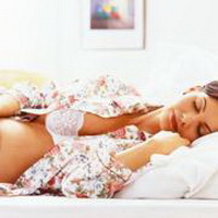 Беременная девушка спит перед установкой брекетов