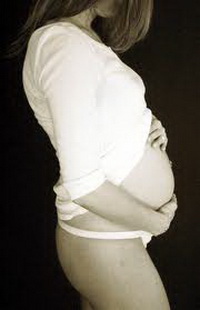 Беременная девушка в белой блузке