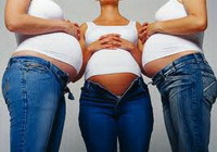 три беременные девушки
