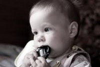 Ребенок жует игрушку-грызушку