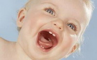Ребенок открыл рот - его зубы без детского кариеса