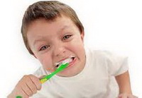 Ребенок ухаживает за кутикулой зуба