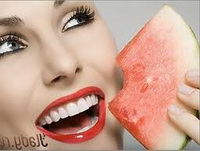 Девушка ест арбуз для здоровья зубов