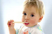 Ребенок чистит зубы для гигиены зубов